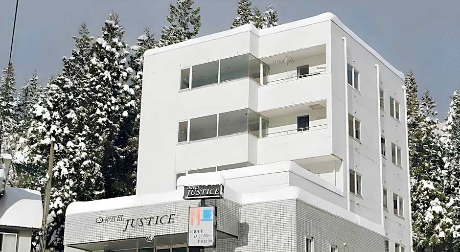 Hotel Justice - Ski IN Ski OUT - Private bathroom, next to the ski lift station