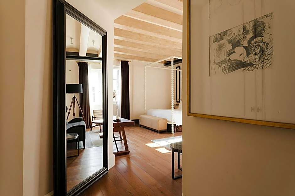 DO Plaça Reial powered by Sonder