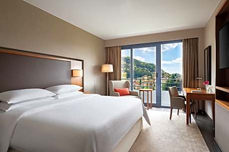 Deluxe King Room with Pool View