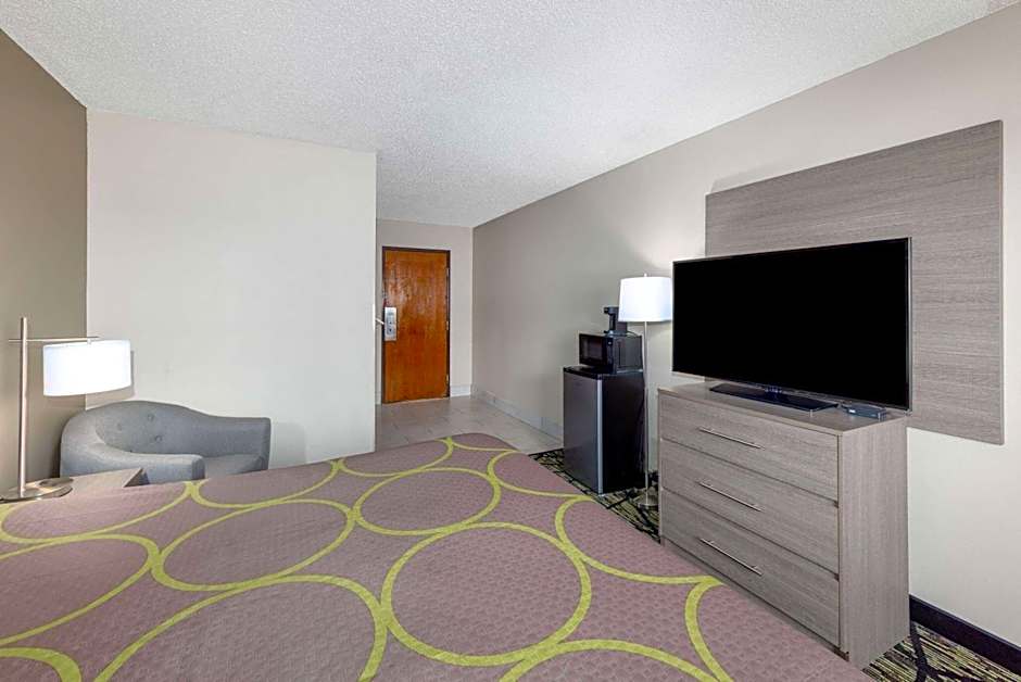 Super 8 by Wyndham Pratt