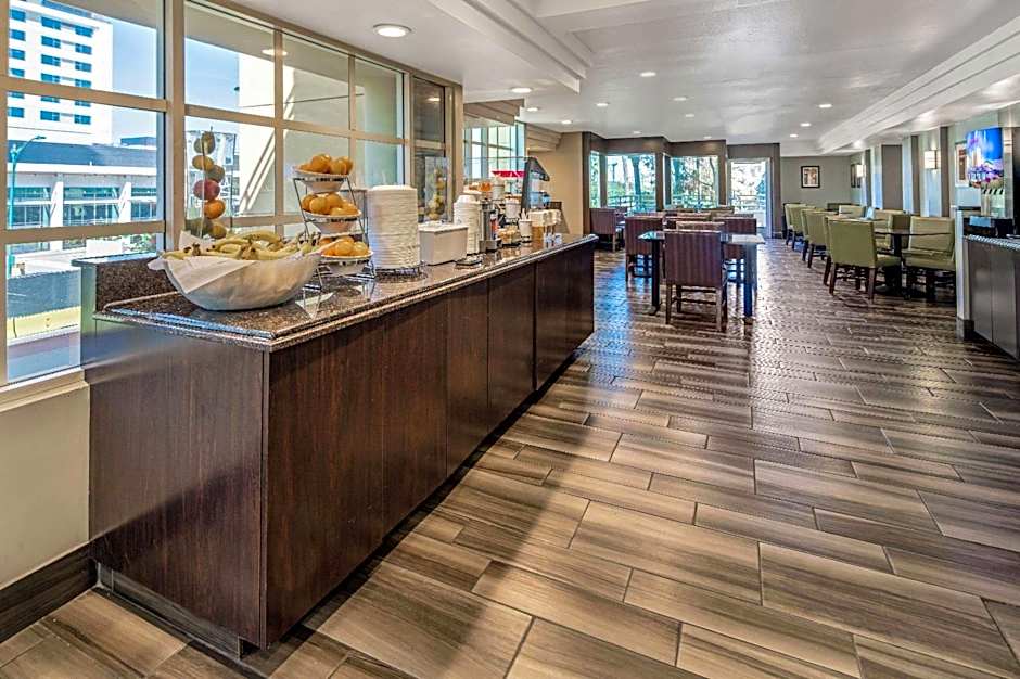 La Quinta Inn & Suites by Wyndham Anaheim Disneyland