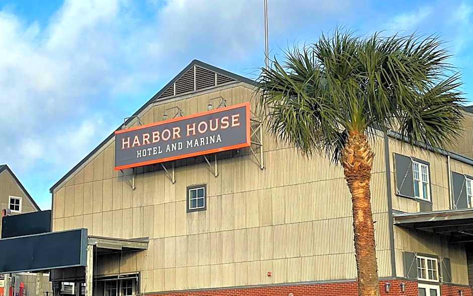 Harbor House Hotel and Marina at Pier 21