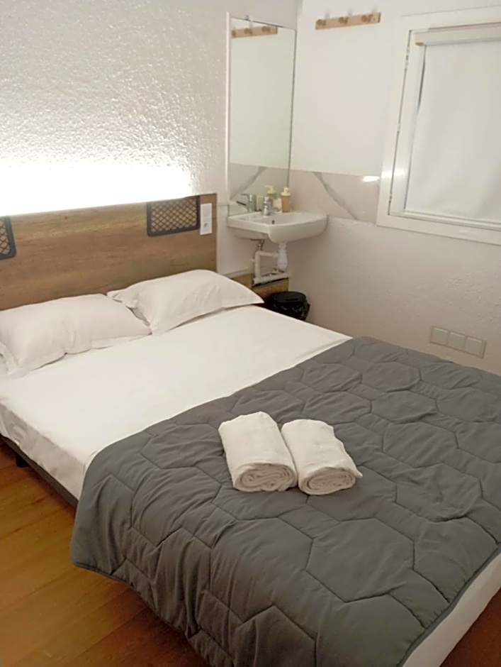 HOTEL THANIA