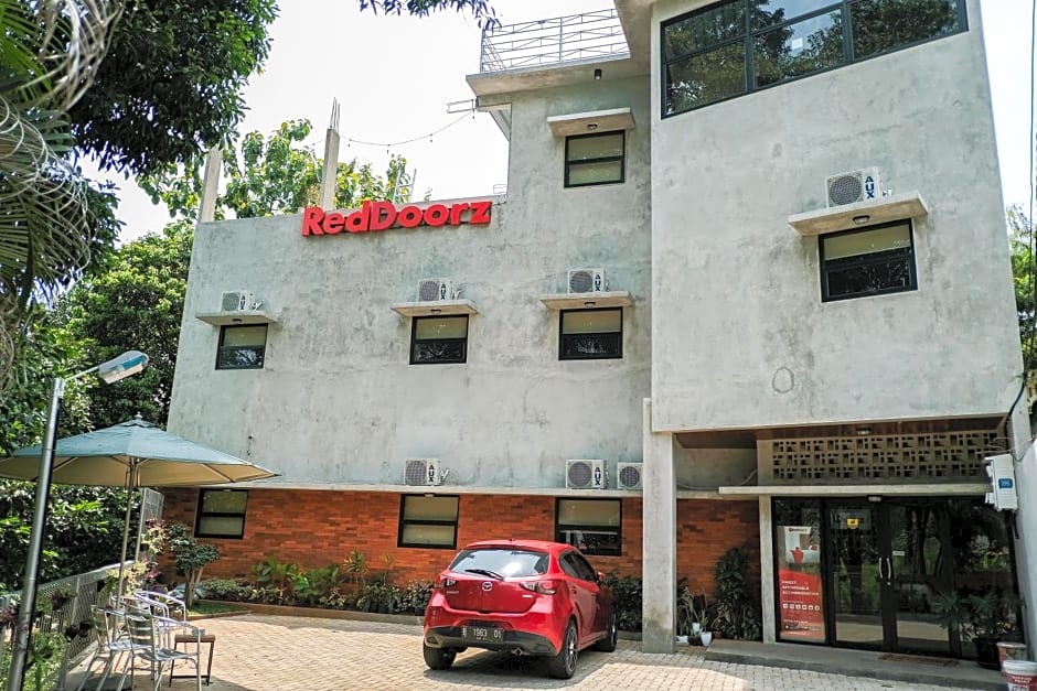 RedDoorz near Trans Studio Mall Cibubur 3