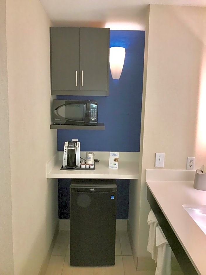 Holiday Inn Express & Suites Tracy By IHG