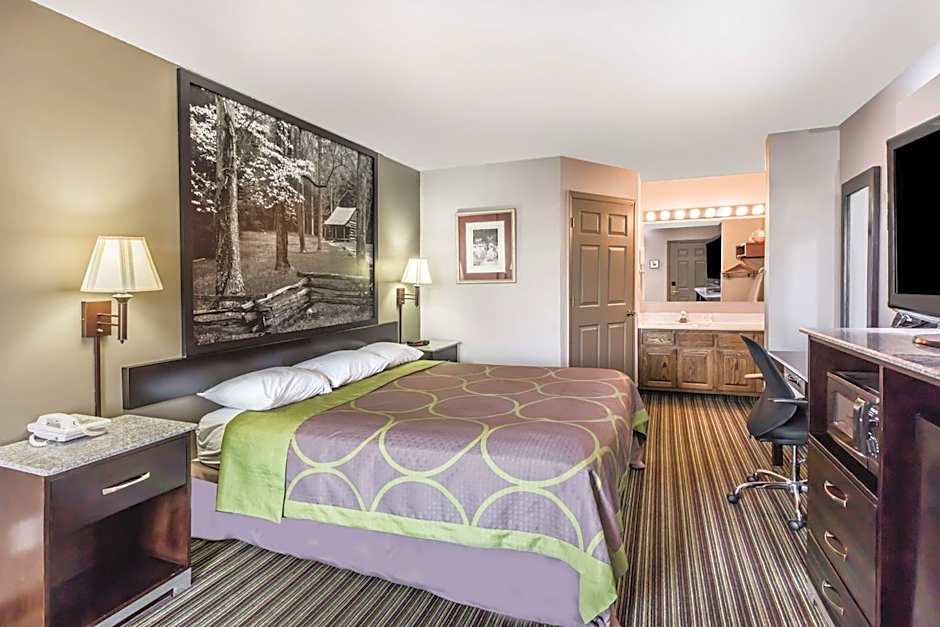 Photo 1 of 8 of 1 King Bed, Nonsmoking