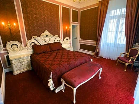 Deluxe King Suite