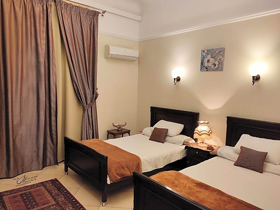 Triomphe Hostel