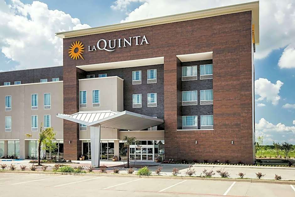 La Quinta Inn & Suites by Wyndham Dallas Plano - The Colony