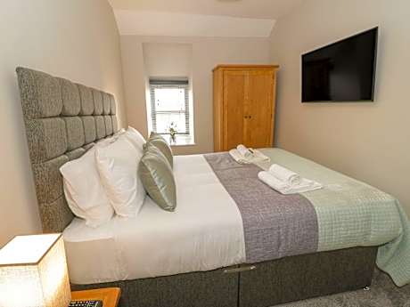 Deluxe Two-Bedroom Apartment with Garden View