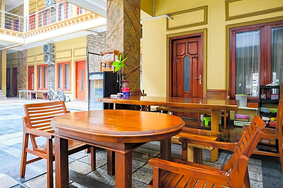 RedDoorz at Kutisari 2 Surabaya