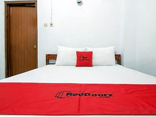 RedDoorz Plus near Alun Alun Selatan
