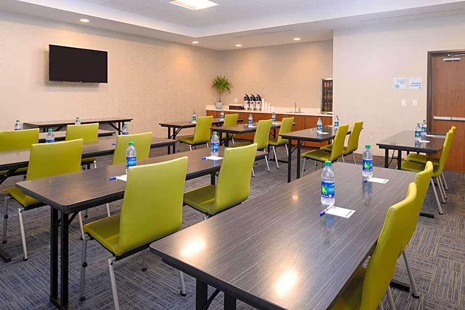 Holiday Inn Express & Suites St. Petersburg - Seminole Area By IHG