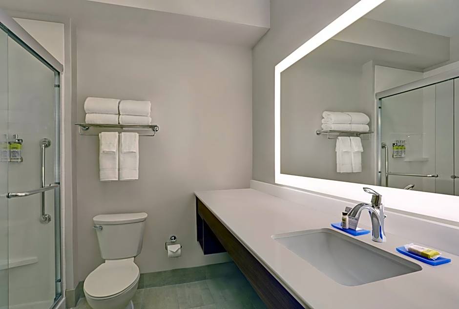 Holiday Inn Express & Suites - Lenexa - Overland Park Area By IHG