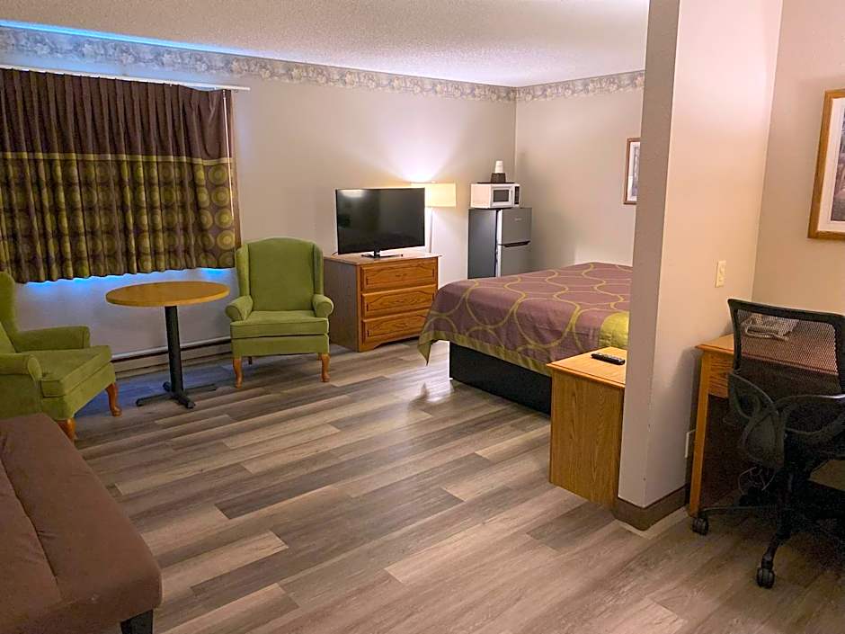 Super 8 by Wyndham Green Bay Near Stadium