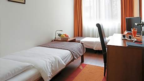 Economy Twin Room with Free Parking