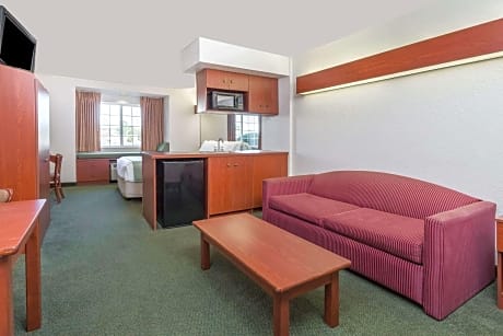 1 Queen Bed Smoking Suite With Free