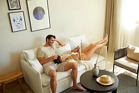 One-Bedroom Suite Swim-up