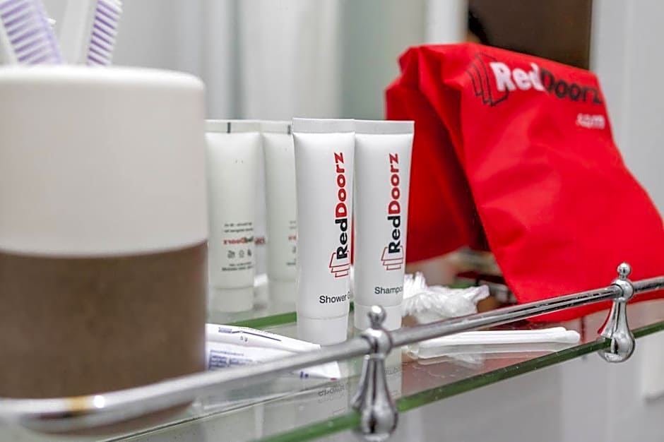 RedDoorz near Palembang Trade Center 4