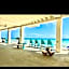 COUPLES GETAWAY, HONEYMOON SWEET, Perfectly Cozy Beach Front Condo with kitchen, pool, free parking,CHECK-IN AT DOOR