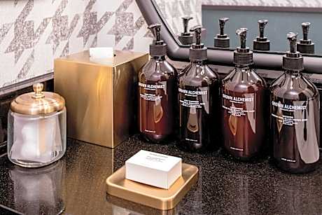 Studio, 2 queen beds, annex building