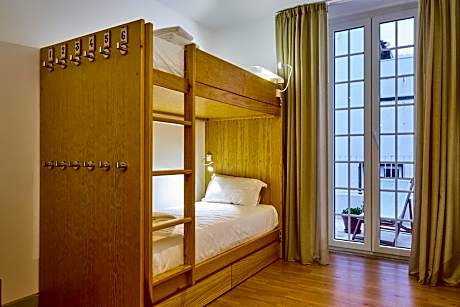 Single Bed in Mixed Dormitory Room