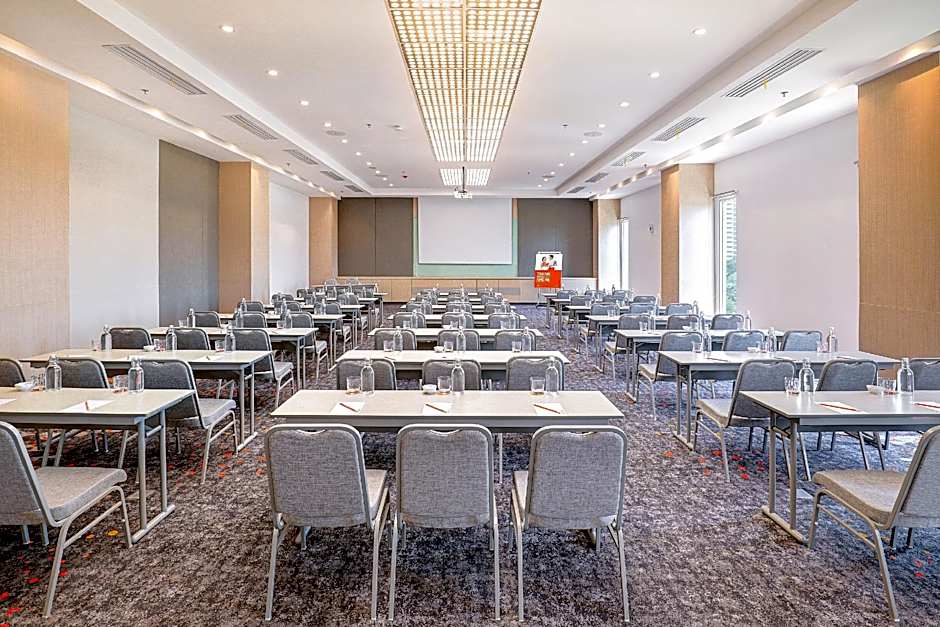 HARRIS Hotel & Conventions Bundaran Satelit Surabaya