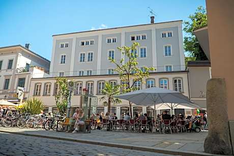 Art Hotel & Hostel