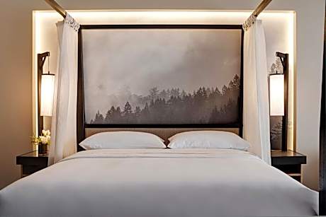 Archer King Hearing-Accessible Suite with Balcony + Fireplace