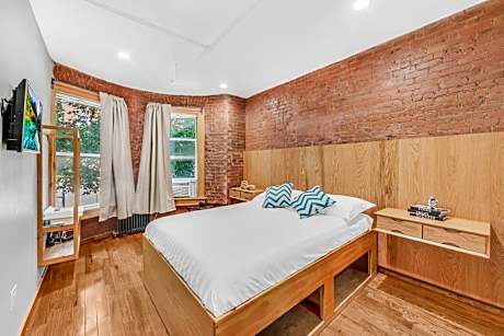 Deluxe Queen Room with Shared Bathroom - Non-Smoking