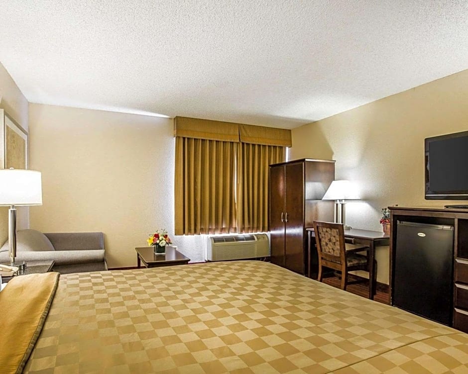 Rodeway Inn and Suites Bakersfield