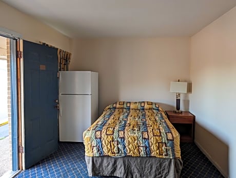 3 Full Bed with Kitchenette