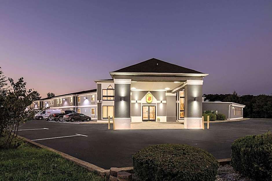 Super 8 by Wyndham Dickson