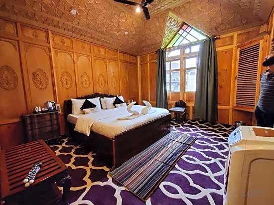 Prince of Kashmir Luxury Houseboat