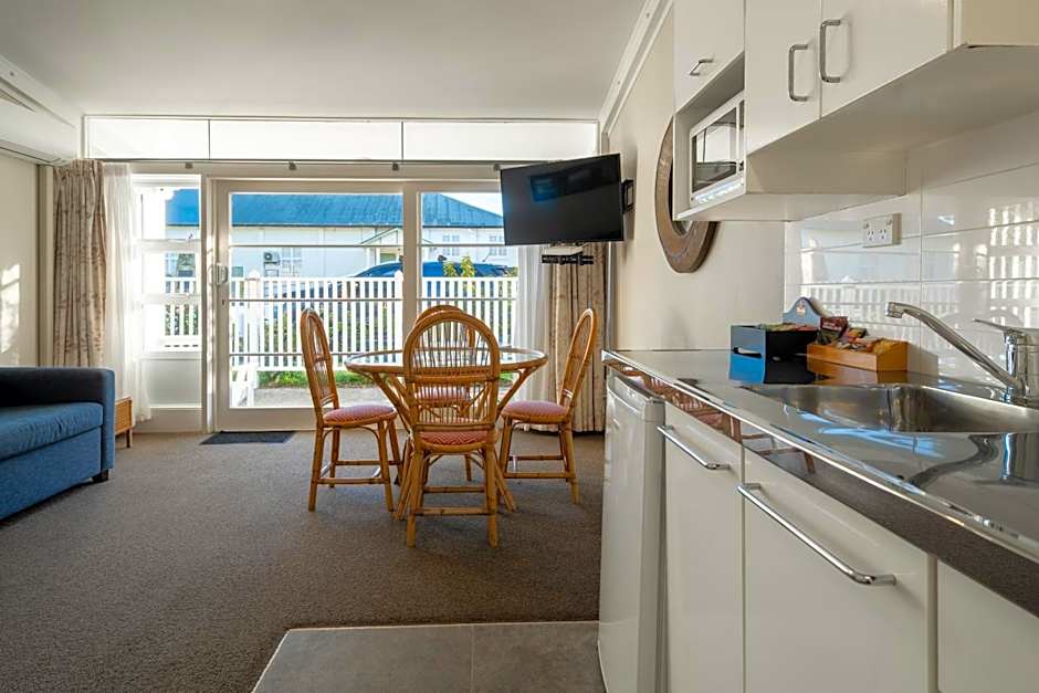 Hananui Lodge and Apartments