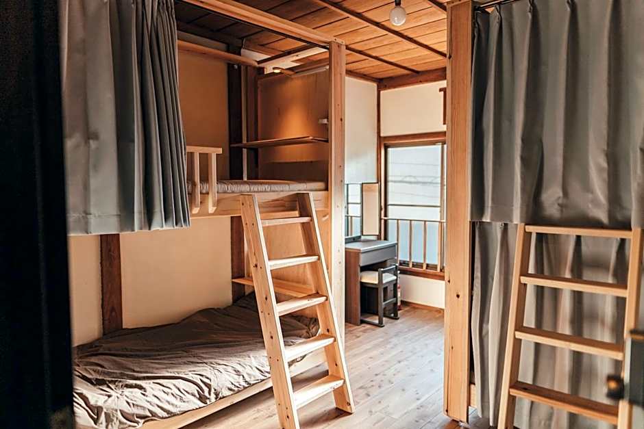 Foto 1 dari 5 — Quadruple Room