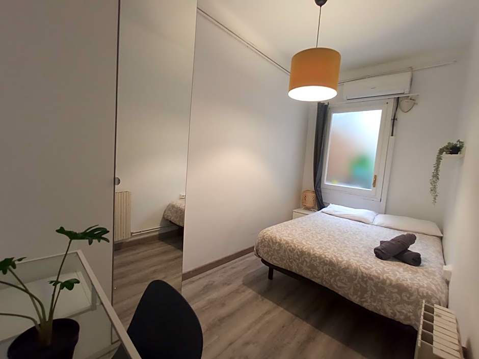 Private rooms on Tamarit street