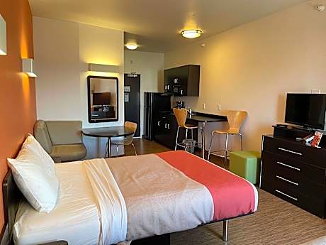 1 Queen 1 Twin Bed Studio Kitchenette Showers Only Non-Smoking