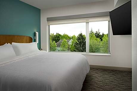 Studio Commons Suite, 1 Bedroom Suite, 1 King, Sofa Bed, Corner Room