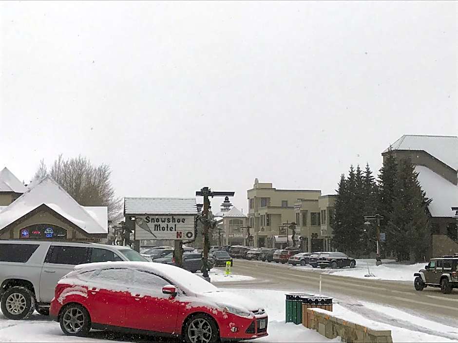 Snowshoe Motel
