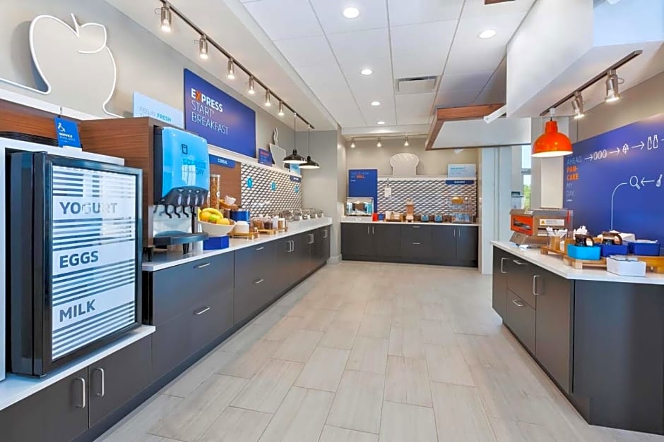 Holiday Inn Express & Suites - Grand Rapids Airport - South by IHG