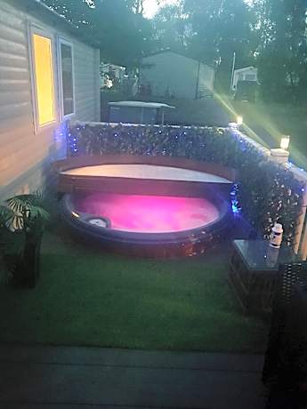 3 bedroom caravan with hot tub Tattershall lakes