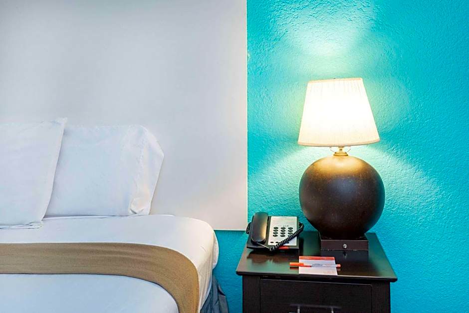 Howard Johnson by Wyndham Houston Hobby Airport