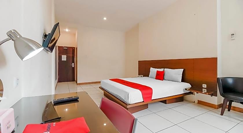 RedDoorz Plus @ Karebosi Area 2