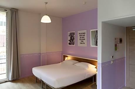Large Comfort Room with One Queen Bed and One Bunk Bed - Non-Smoking