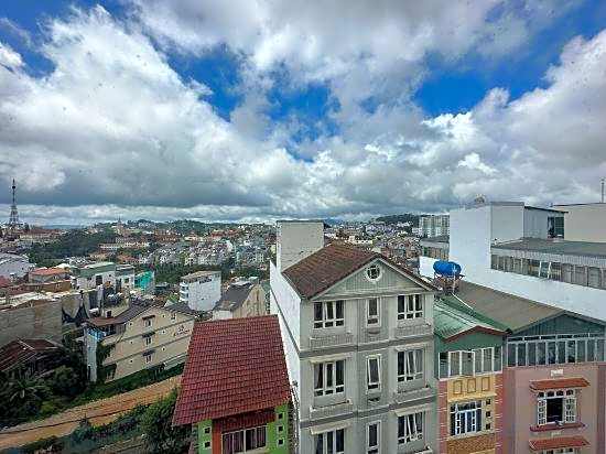 OYO 1196 Le Vu Hotel