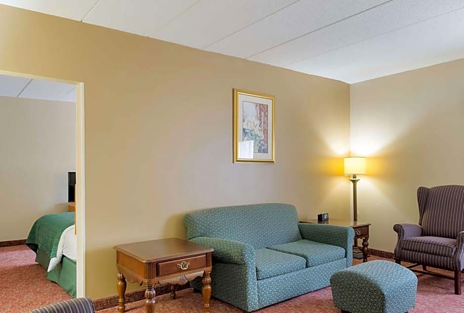 All Seasons Inn & Suites