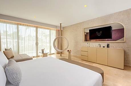 Beloved Tropical View Swim- up Suite