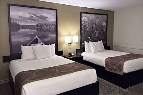 Queen Suite with Two Queen Beds and bath Tub - Mobility Accessible/Non-Smoking