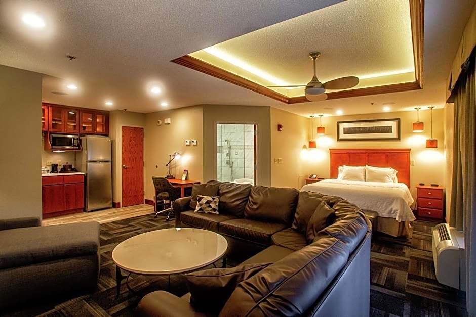 Studio 1 King Bed, Jetted Tub — 5 fotoğraftan 1. fotoğraf